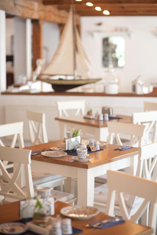 Hotel, Restaurant, Cafe Pharisaeerhof - Nordseeurlaub Mit Hund Nordstrand Exterior photo